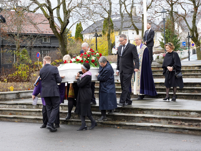 Kisten til biskop Rosemarie Köhn bæres ut av Hamar domkirke etter begravelse. Foto: Liv Anette Luane, Det kongelige hoff